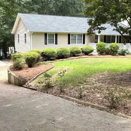 Spacious and quiet lakehouse with dock on Lake Hartwell