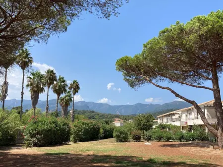 Apartment with terrace and direct access to pool & beach