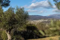 Architect designed villa with mirror pool and garden - Sérénité et Nature à Fayence Hotels in Fayence