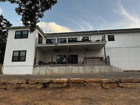 Beautiful 2 level, 4 bedroom, 3 1/2 bathroom home with View of Lake Eufala Отели в г. Теханна