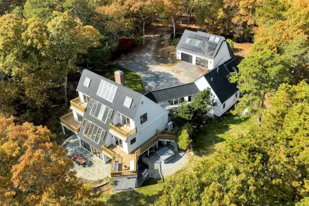 Unique Contemporary, Luxurious,MarshViews/Hottub/5mins drive to beach/Large Grps