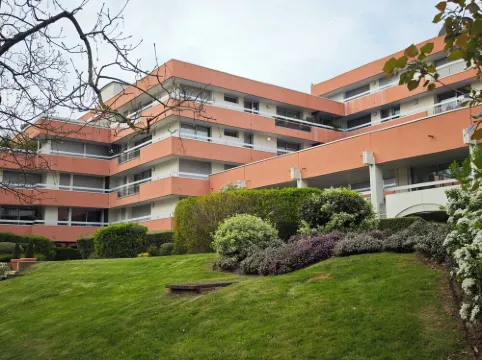 Fully renovated contemporary apartment 100m from town center and 500m from beach