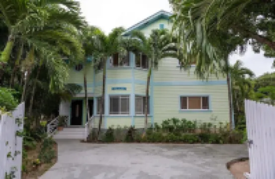 Chat N Chill · Top Floor Condo, Walk To Pink Sands Beach 2 Bedroom Townhouse