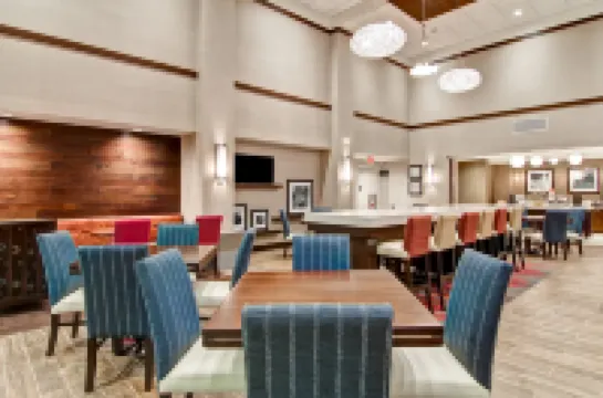 底特律特洛伊歡朋套房飯店