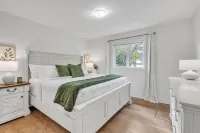 Muskoka Retreat-Sparrow L. Clean Reno'd CAC Sunsets Shallow sandy entry Sleeps 8