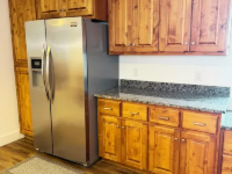 Spacious 4-bedroom apartment in charming Tropic with WiFi, AC 特洛匹克酒店