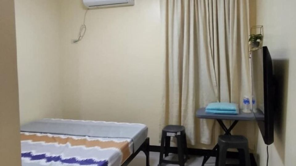Cozy 2-bedroom lodge with WiFi, AC in charming Bagac