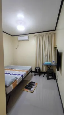 Cozy 2-bedroom lodge with WiFi, AC in charming Bagac Hotel a Bagac