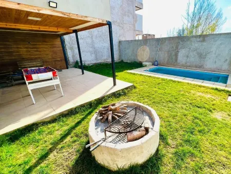 house with barbecue area and pool mountains of the west Отели в г. Майпу