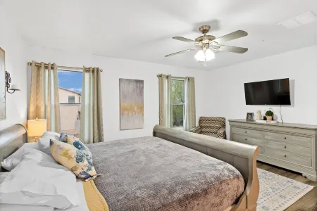 Quiet, Cozy, Clean and Safe NW Tucson Home near Omni Resort.