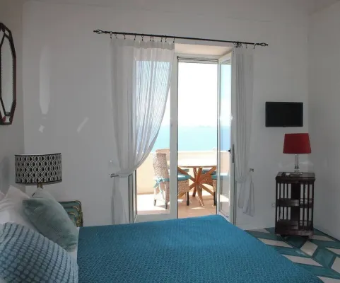 Limoni - View of Positano and Capri