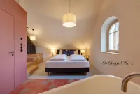 Goldengel Suite 3 60sqm suite with roof terrace, air conditioning, WiFi Hotels in Caldaro