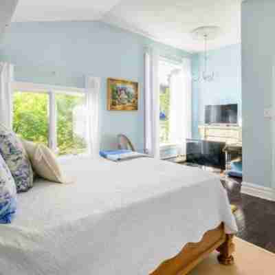 Cozy 2BR Apt w/ Dedicated Home Office & Restoration Hardware Furnishing Rooms