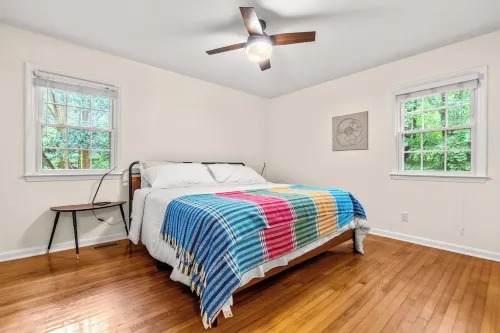 Spacious 4-bedroom house with Fenced-In backyard near UNC and Chapel Hill Hotels in Carrboro