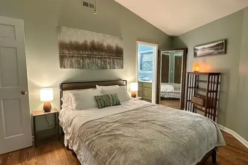 ROUNDHOUSE in the trees, deck, grill, fireplace, creek, dog Friendly, game room