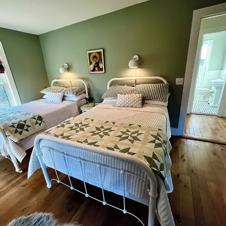 The Canandaigua Farmhouse. Private, Spacious, with Lake Access Отели в г. Горам