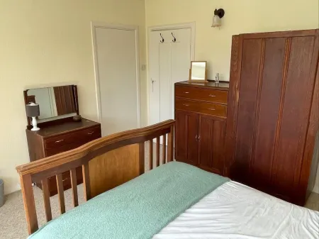 Private 1-bedroom apartment in Raynes Park