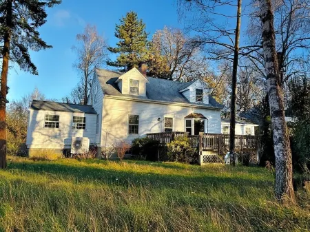 Walk to Beach/Close to Town and Restaurants, 3-bedroom house in Brewster with AC