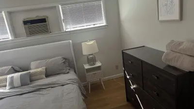 Charming 2-bedroom house in Bridgeport.Trumbull/Fairfield line with AC, WiFi. Bridgeport Public Library Main Branch附近的飯店