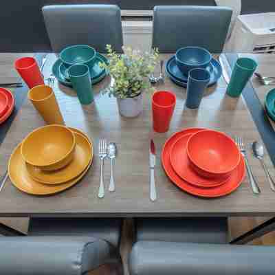 ラックス 2 ベッドルーム コンド ウィズ キング ベッド ダウンタウン Dining/Meeting Rooms