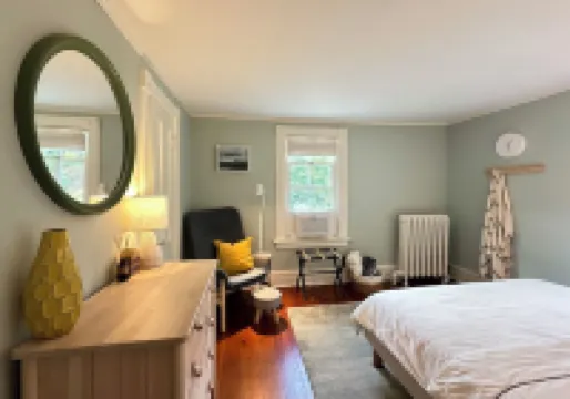 Private Unit in shared 1830 Farmhouse Hotels in Hillsdale