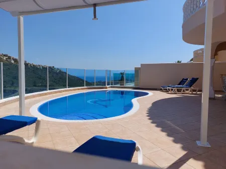 Large detached family home with multiple views at 3 kilometers from Moraira. Отели в г. Бенитачель