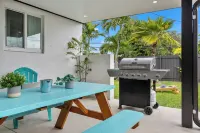 Casita Coral: 5-Star Stay with King Bed, Hot Tub, Backyard Oasis, & Pet-Friendly