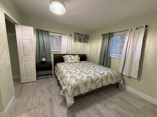 Classic 3-bedroom 2-ba house with WiFi, AC in fabulous Orlando Hotels in Pine Castle