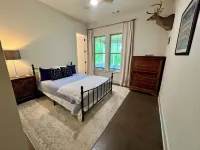 Private resort-style pool. Spacious new house 16 min to Jordan-Hare stadium.