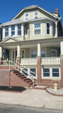 CHARMING , NEW RENO, STUDIO APT.MTHLY RENTAL JUNE START - 1 1/2 BLOCKS TO BEACH Отели рядом с достопримечательностью «Ошен Гров Бич»