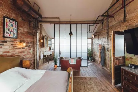 Beautiful Loft Apartment with Hot Tub and Sauna