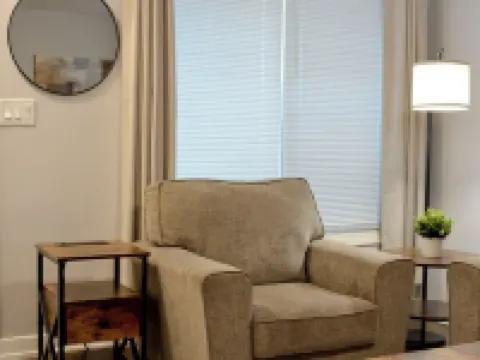 Grade A Working Class Safe Neighborhood 3Br up to 6 Guests. Updated & Best Price Hotels in Burbank