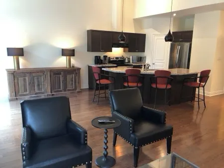 Ideal location for skiing. Fantastic view of Blue Mountain.