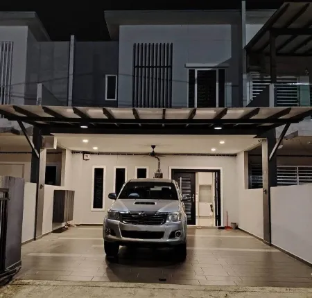 Spacious 4-bedroom house in cool Kluang, Johor with AC, WiFi, NETFLIX, autogate Отели в г. Клуанг
