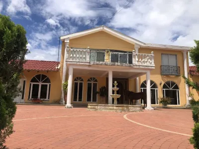 Beautiful house immersed in nature MONTAÑA ESCONDIDA GLAMPING附近的飯店