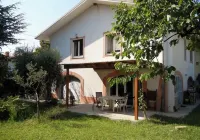 A cozy oasis of relaxation just a few steps from Lake Garda Hotel a San felice del Benaco