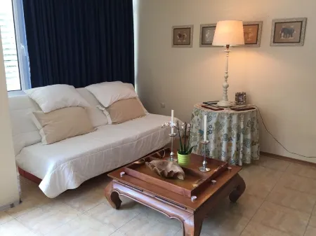 Two-room sea apartment 150 from the sea Отели рядом с достопримечательностью «Corner Bar & Dinner»