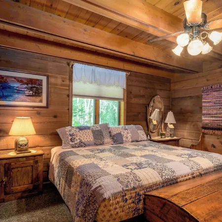 Rustic, cozy log home vacation retreat near Sister Bay.