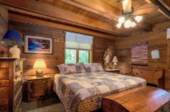 Rustic, cozy log home vacation retreat near Sister Bay.