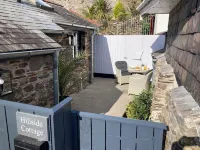 Beautiful 1 bed cottage with courtyard garden a stones throw from the river Hotels in Newton and Noss