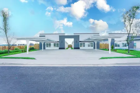 Brand NEW Splendor 2 Bedroom Apartment conveniently located Pharr-McAllen area! Отели в г. Фарр