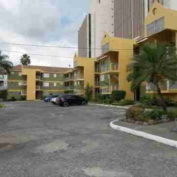 Chic 1-bedroom apartment with AC, WiFi in central  New  Kingston area Hotel Exterior