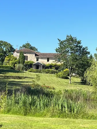 Appartement de Charme Dans une Propriété Campagnarde et une Région Touristique Отели в г. Девиллак