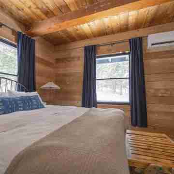 Cozy Pet- & Family-Friendly Chalet Near Stowe Mountain Resort Rooms