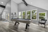 Driftwood Lodge: Boat Dock, Game Room & Lake Views