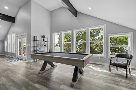 Driftwood Lodge: Boat Dock, Game Room & Lake Views