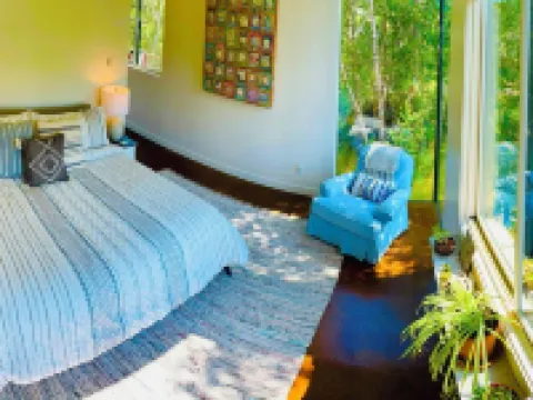 Unique Luxury Home Nestled in the trees. 韋爾法諾縣酒店