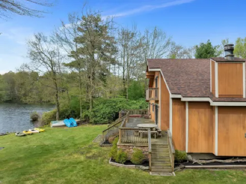 Lakefront Escape - Family Friendly Kayaks Hotels in 