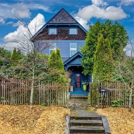 Upstairs at Thevictorian - Lush Walkable and Dog-friendly Retreat - Steps From Downtown Bellingham