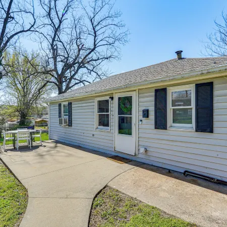 Jefferson City Bungalow Hot Tub and Patio!